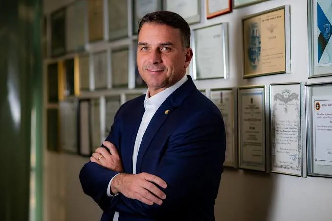 Veja a íntegra da carta em que Flávio Bolsonaro se declara verdadeiro presidente eleito do Brasil